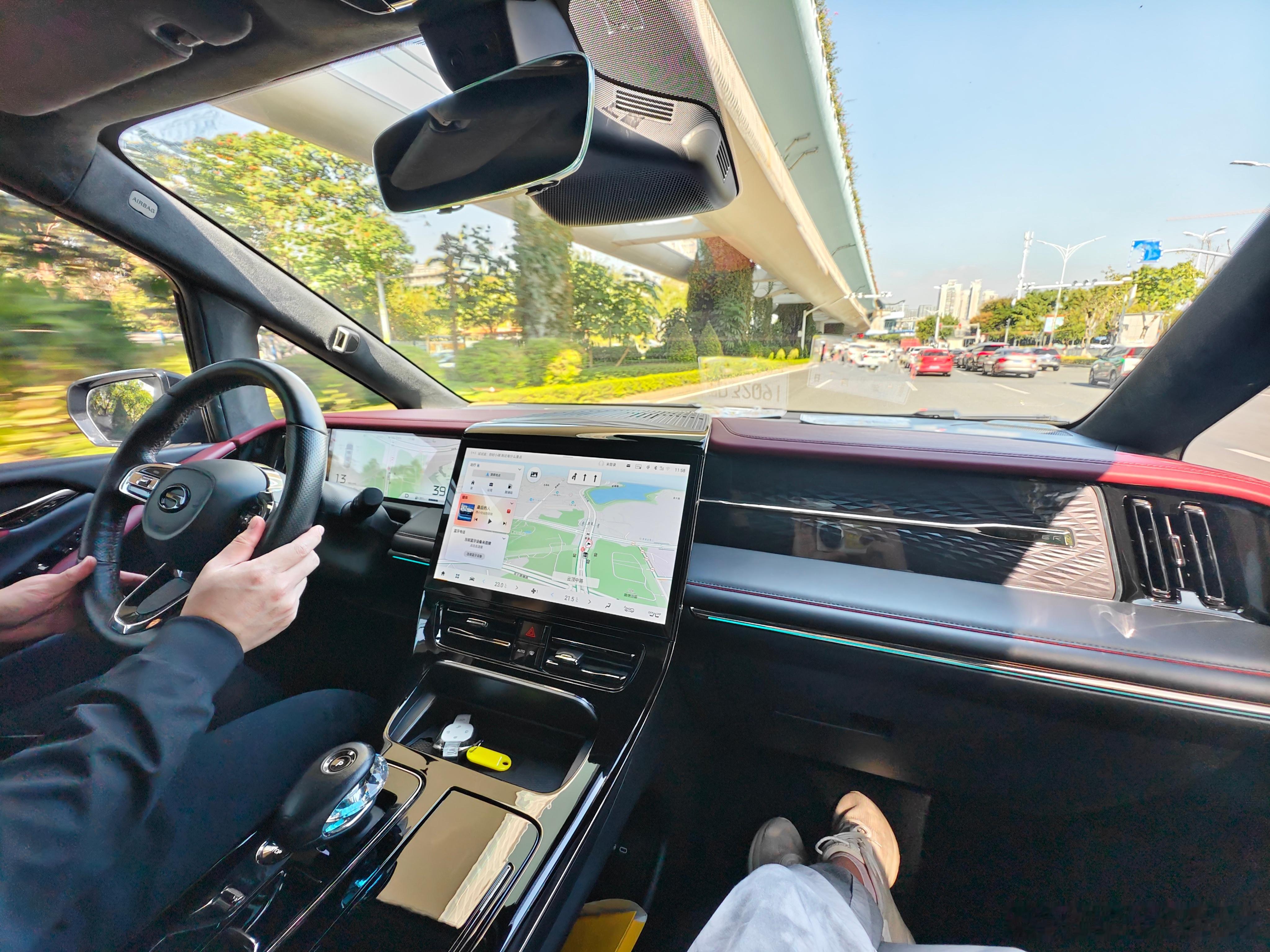 去银行存完钱，十几万现金直接去柜台还是安全点 