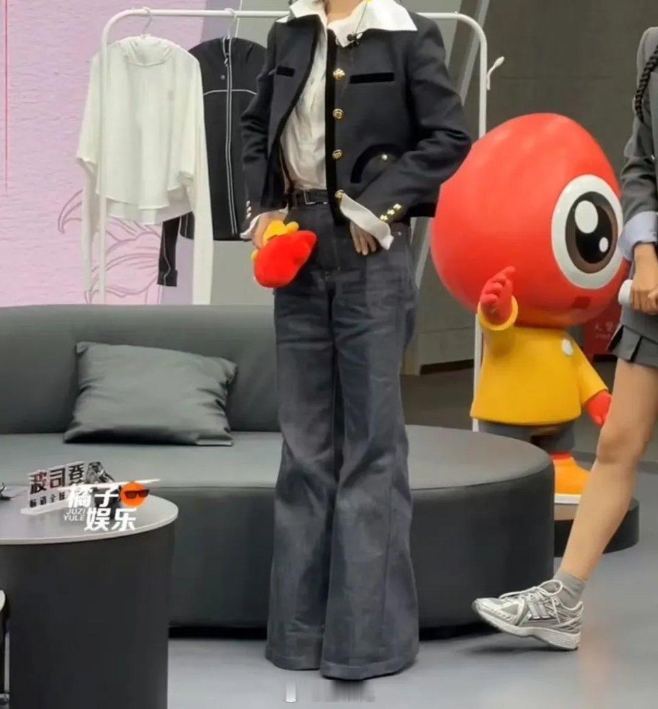 杨紫新浪扫楼的衣服真不好看，难怪粉丝那么生气～这丑裤子是从哪扒拉出来的[裂开] 