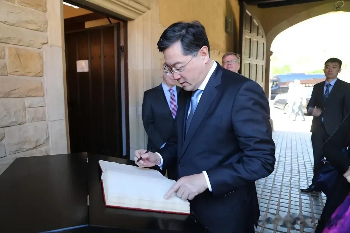  秦国委并在签名簿上留言：维护战后国际秩序、促进世界和平繁荣、实现中国国家统一。
