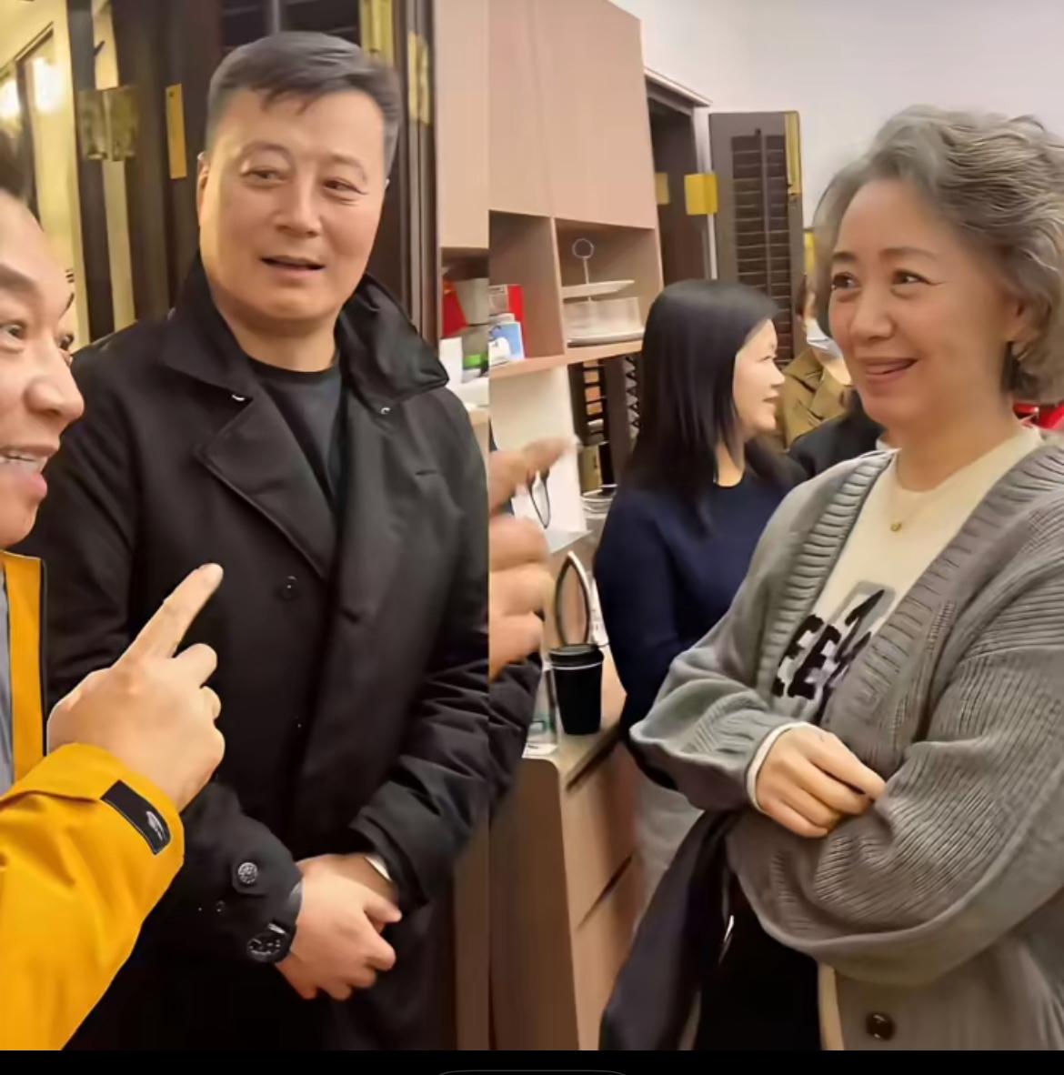 这对夫妻相伴整整三十年，感情始终安稳和睦。

成名之后住处换了一套又一套，身边的