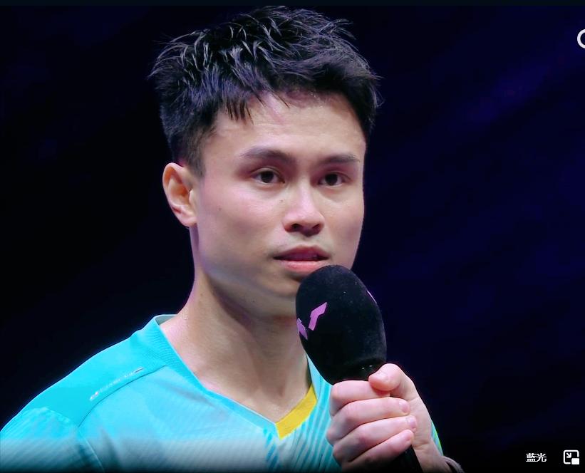 周启豪3:1战胜黄友政的采访，有一个行为，值得所有球员学习。

首先周启豪非常谦