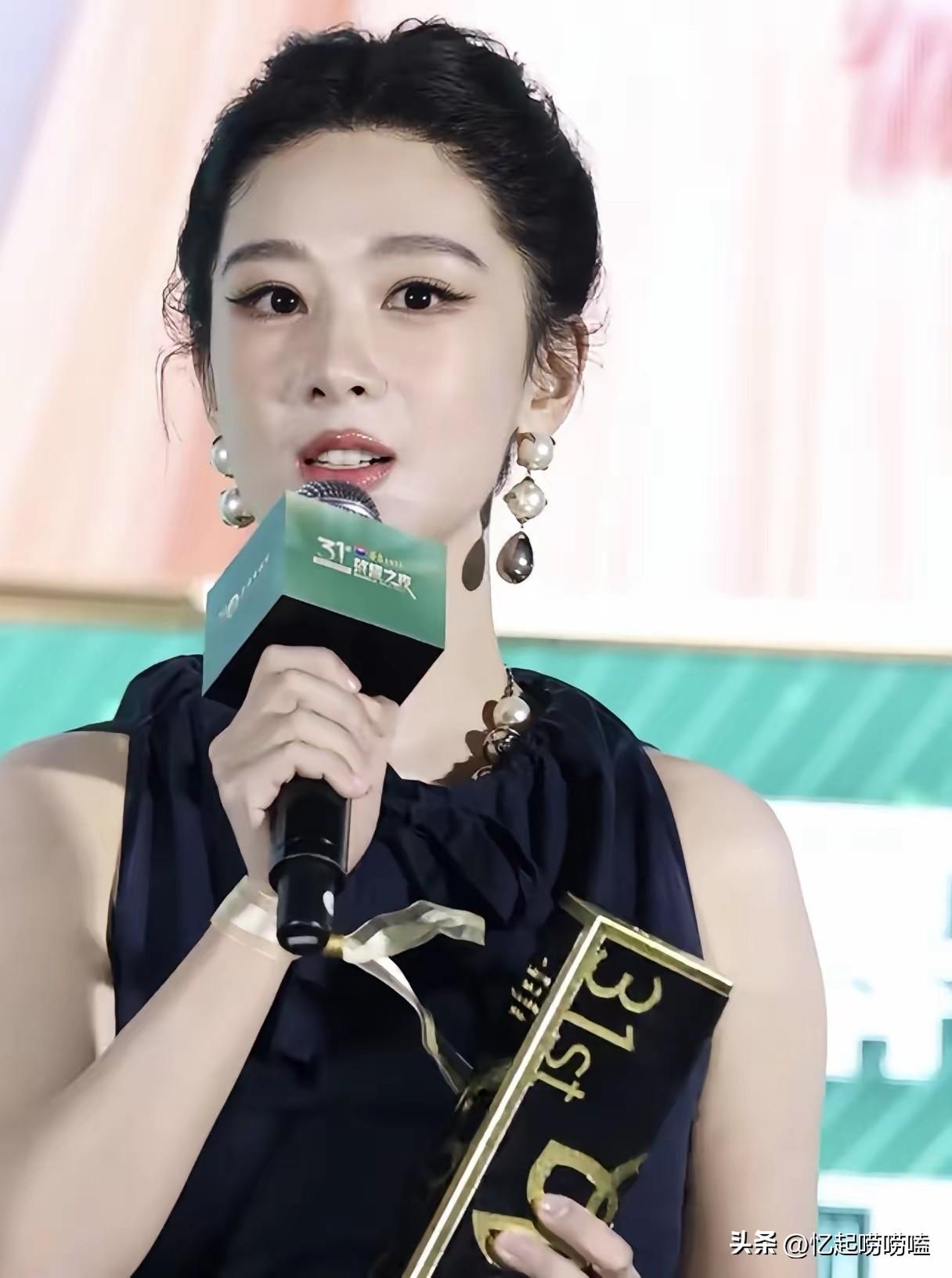 杨紫昨晚在白玉兰晚宴的发言，越听越让人觉得难受。不是她的态度卑微，是她说的话，让