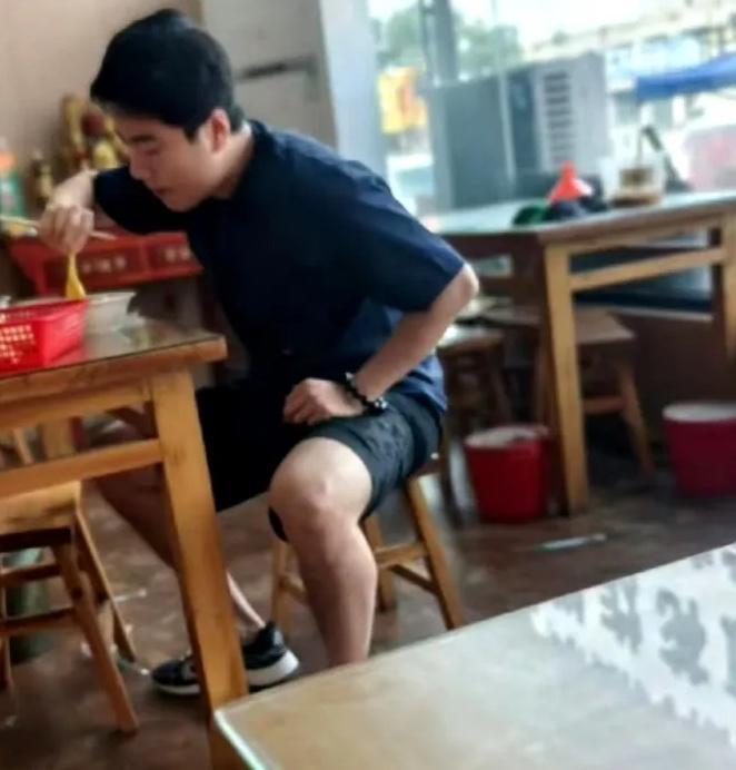 [泪奔]今日份梁靖崑，超接地气！

梁靖崑在街边小店吃早餐，很接地气，没架子，球