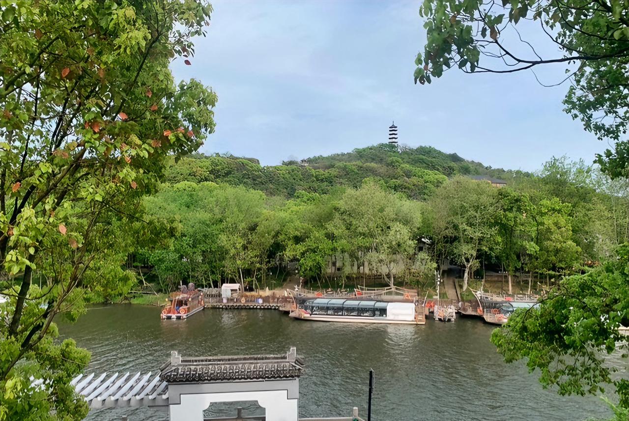 张雪峰有一次在直播里，很认真地说：​咱们实话实说，人这辈子，拼到根儿上，拼的就是