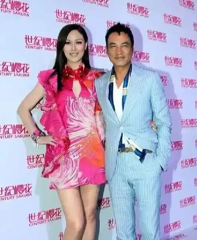 任达华当年铁了心丁克，和琦琦潇洒满世界飞，结果2004年琦琦意外怀孕，他当场怂了