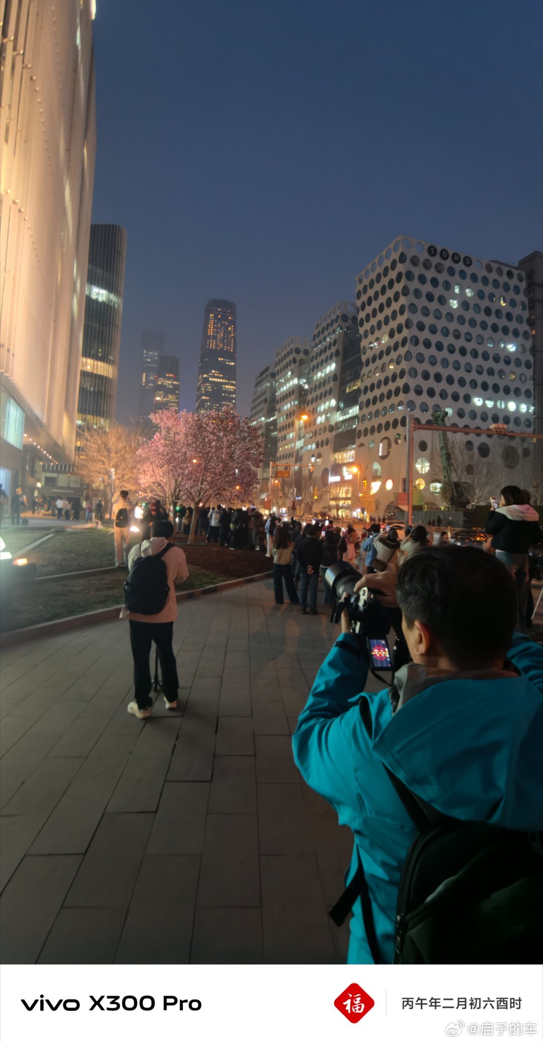 下班看到了这些人啊～怎么光华路 SOHO 变成热门打卡点了啊哈哈哈哈哈启子的车启