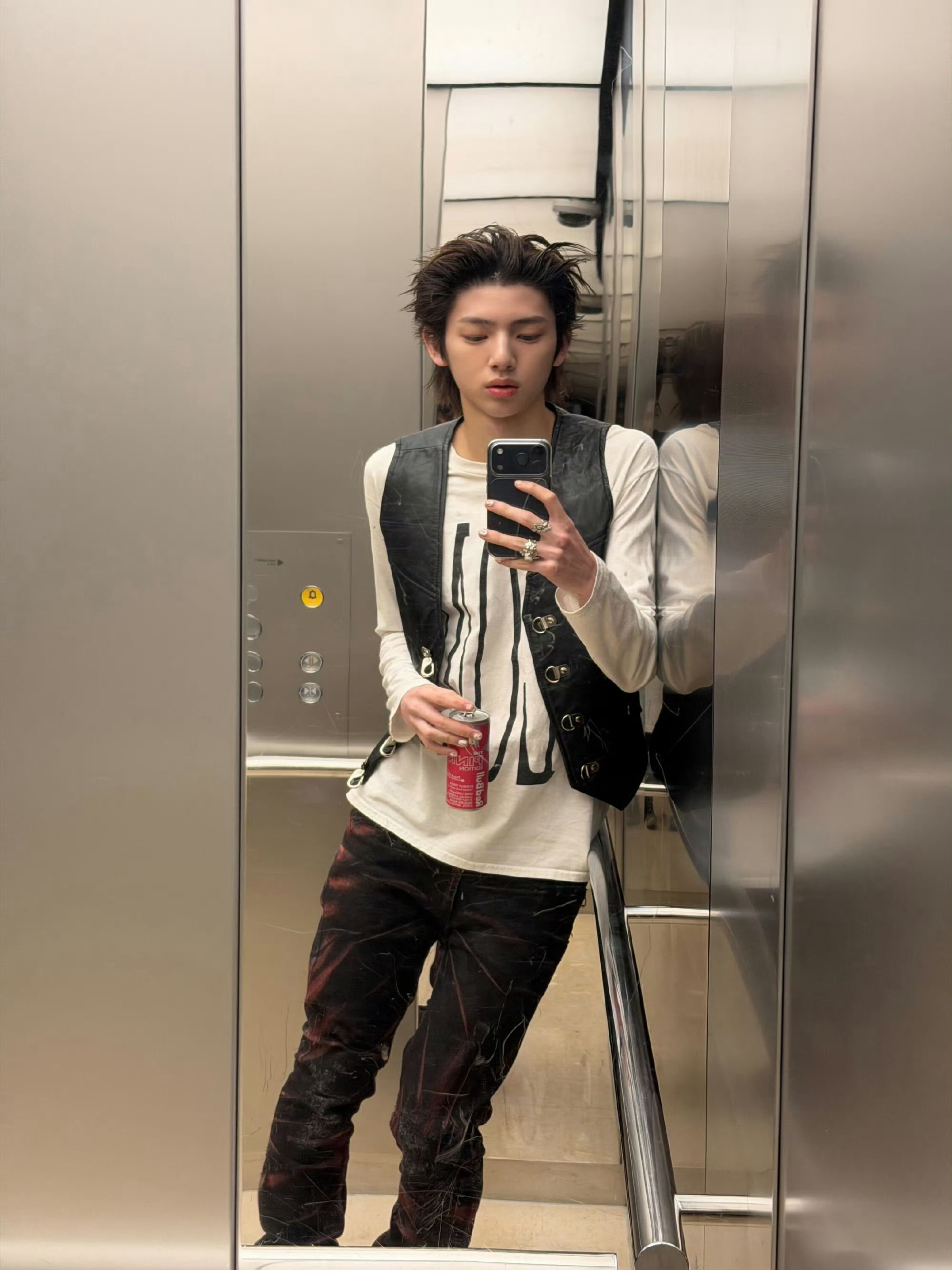 对镜拍就是一个小呆呆 