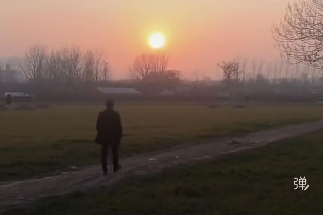 泥鞋
泥履蹒跚遍野蹊，
村头踏印梦魂栖。
归城暂别妻前嘱，
且待乡泥韵未移。