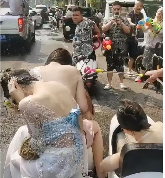 西双版纳泼水节彻底变味！官方已介入，最新进展来了

泼水节刚过完没几天，网上就炸