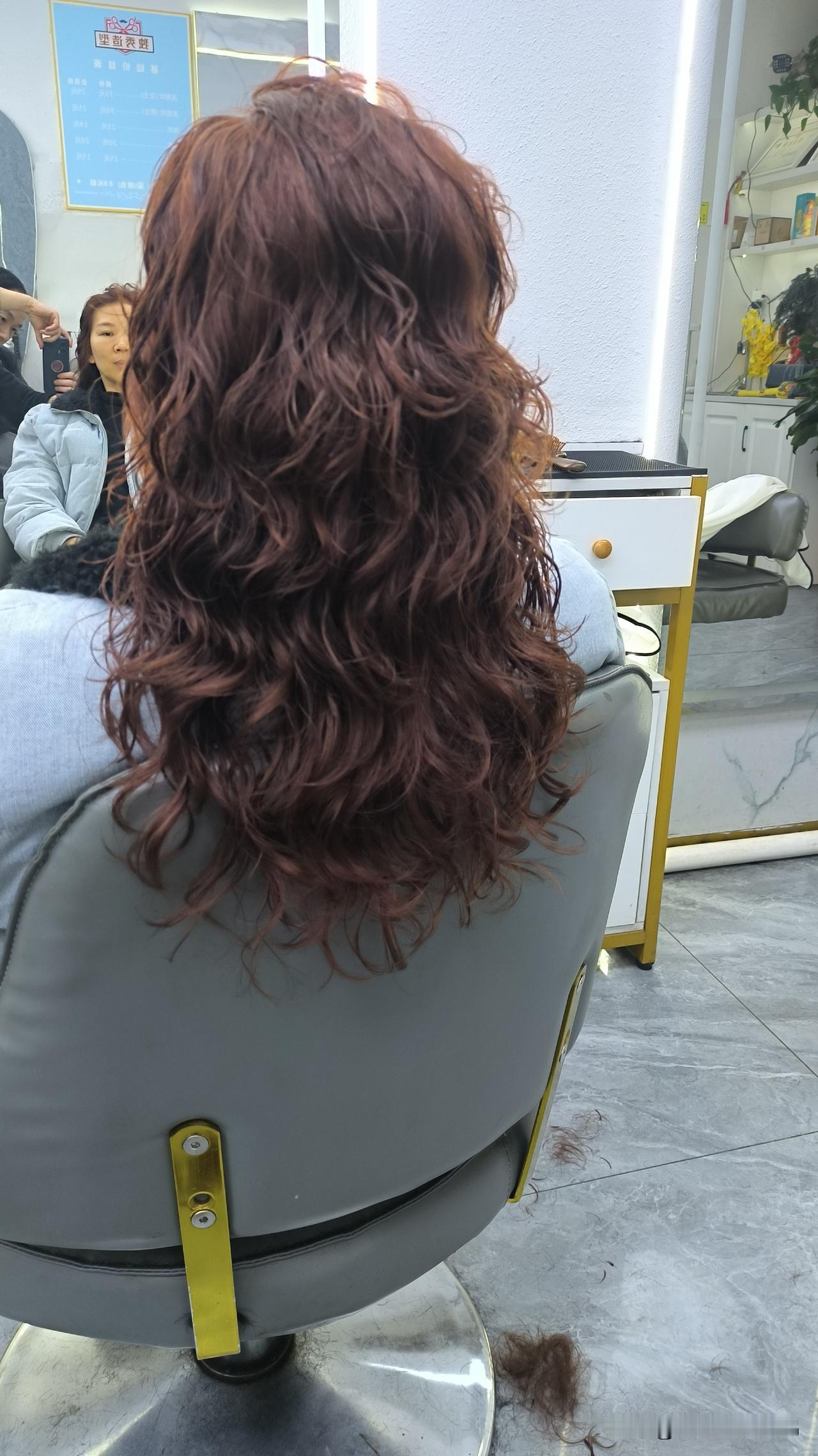 要剪头发的最近赶快去剪，不怪我没通知你
接下来理发店陆陆续续要涨价了10块是基础