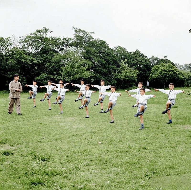 1954年6月23日，华东戏曲研究院草坪上，11位十来岁的少年身着统一的白衬衫、