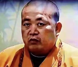释永信终于被查了，网上已铺垫了数年。    7月27日晚间，少林寺官方网站发布通