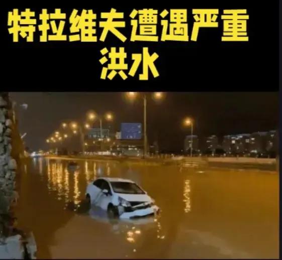 在以色列空袭加沙，准备发起对加沙大规模地面攻势之际，首都特拉维夫因强降雨引发的严