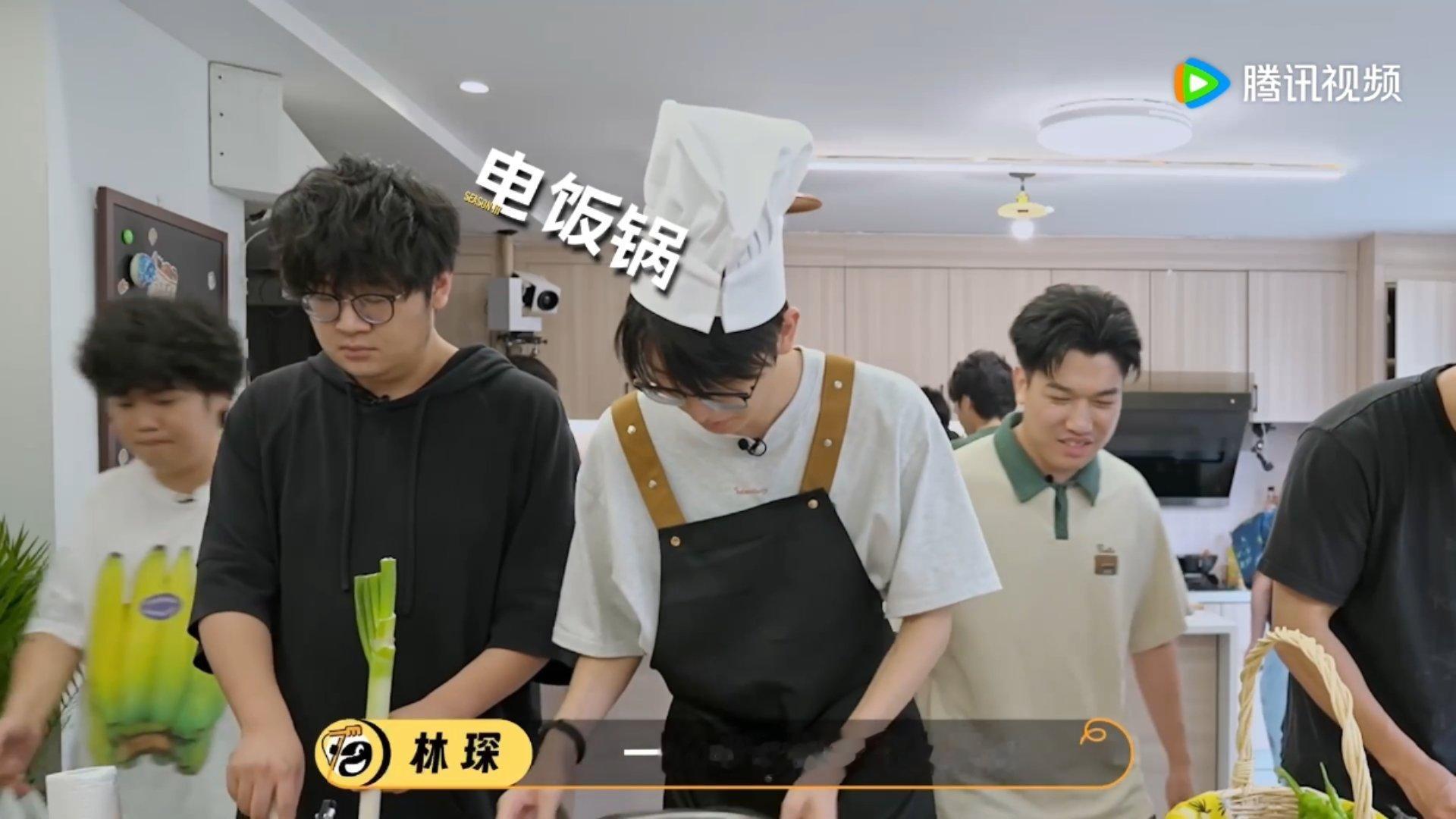 终于找到做饭比我还手忙脚乱的了大型厨房失控现场！冯子豪冲击临沂炒鸡，提前彩排依旧