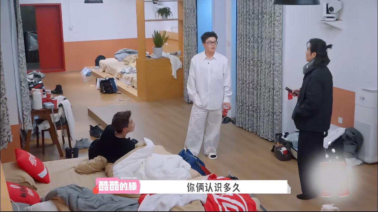 萧敬腾在节目上首次谈到了自己的婚姻。
在桃花坞里，萧敬腾被问及什么时候认识的他老