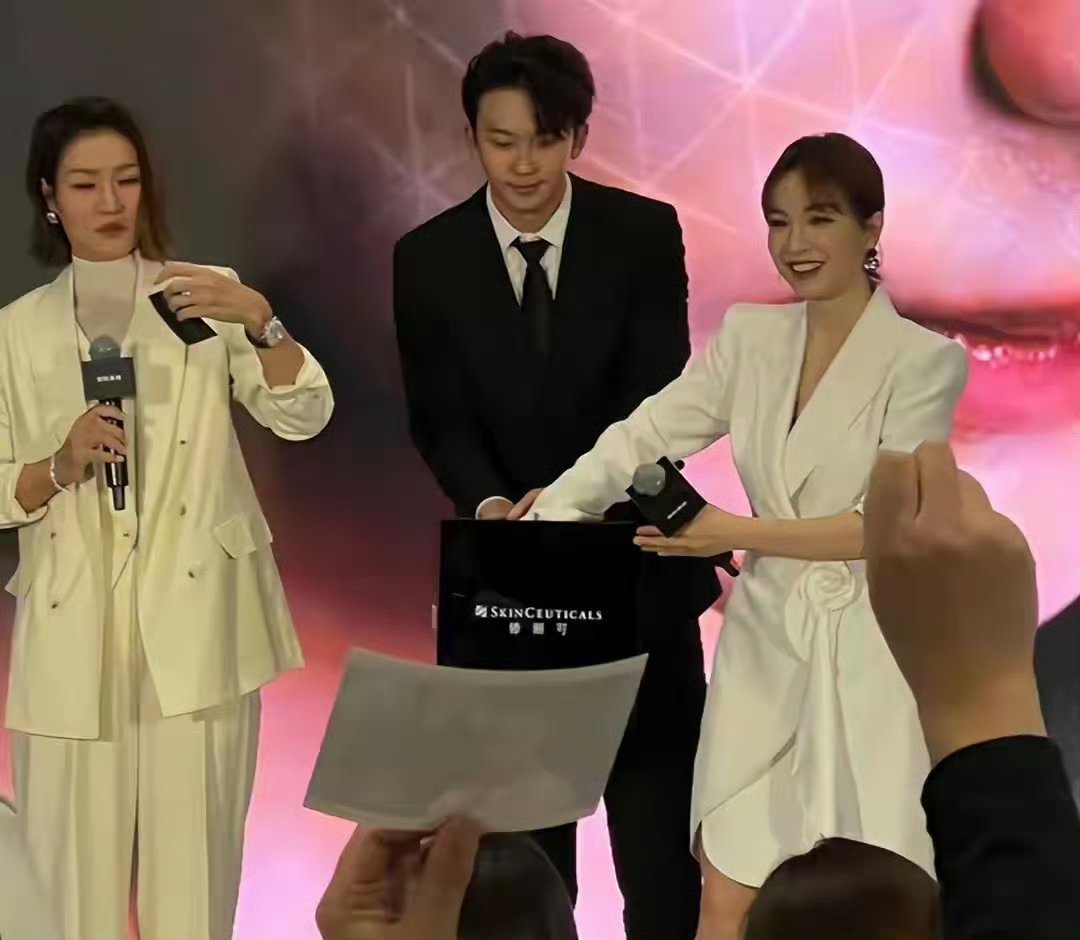 44岁李娜和43岁吴昕同框，一人嫩态一人显肿，也许这就是骨相和皮相的差距吧 