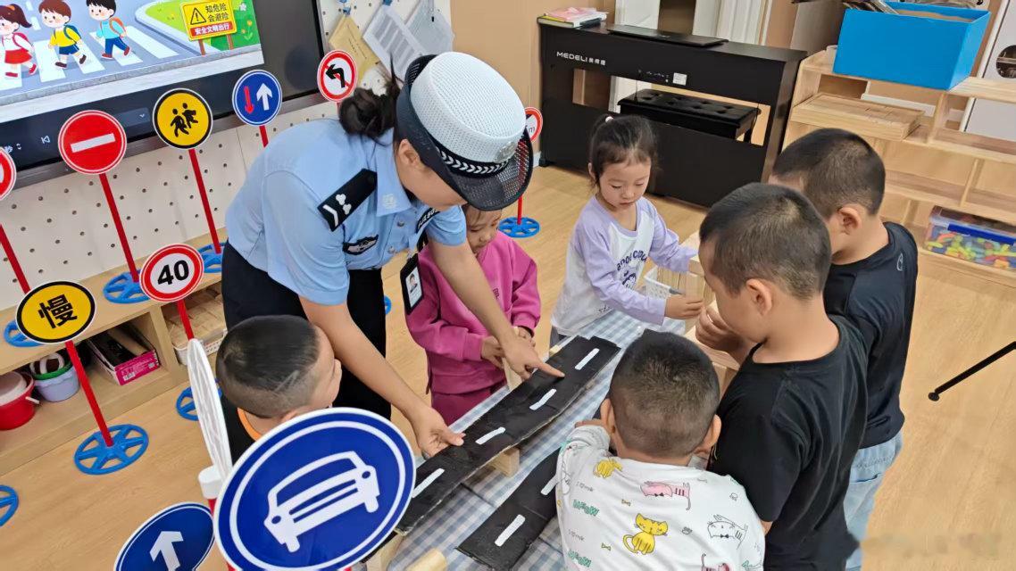 网络文明陇风清甘肃身边事厚道甘肃兰州身边事 拿画笔学交规！萌娃手绘红绿灯 交通安