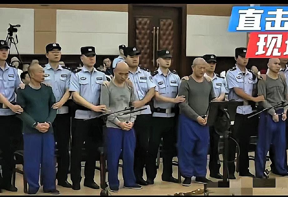 4人作案3人翻供，还有人咆哮公堂，泰安抢婴案的庭审场面，真是看得人火大！
 
凌