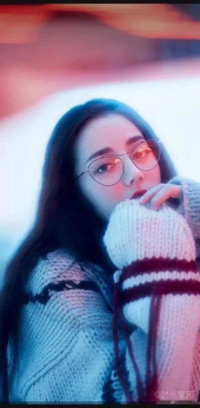 迪丽热巴的性感与美貌，简直绝了！她有着御姐身材，那是原生态的美，不靠精修和滤镜，