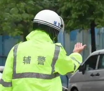 辅警招聘考试难度在全国并不一致，但通常低于公务员或公安专项考试。

经济发达或人