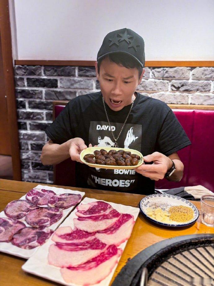 陶喆 食物链底端的男人你们可真的很会玩，让陶喆吃东北炸蚕蛹，直接吃出了表情包，看