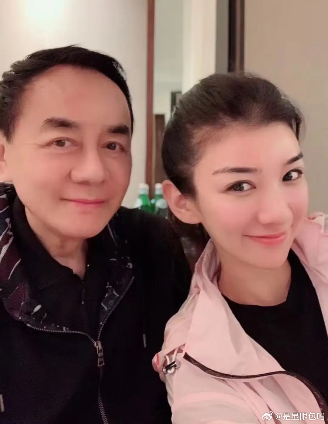 48岁演员黄奕罕晒与爸爸合影，黄爸年轻时很帅，父女俩长得很像！ 