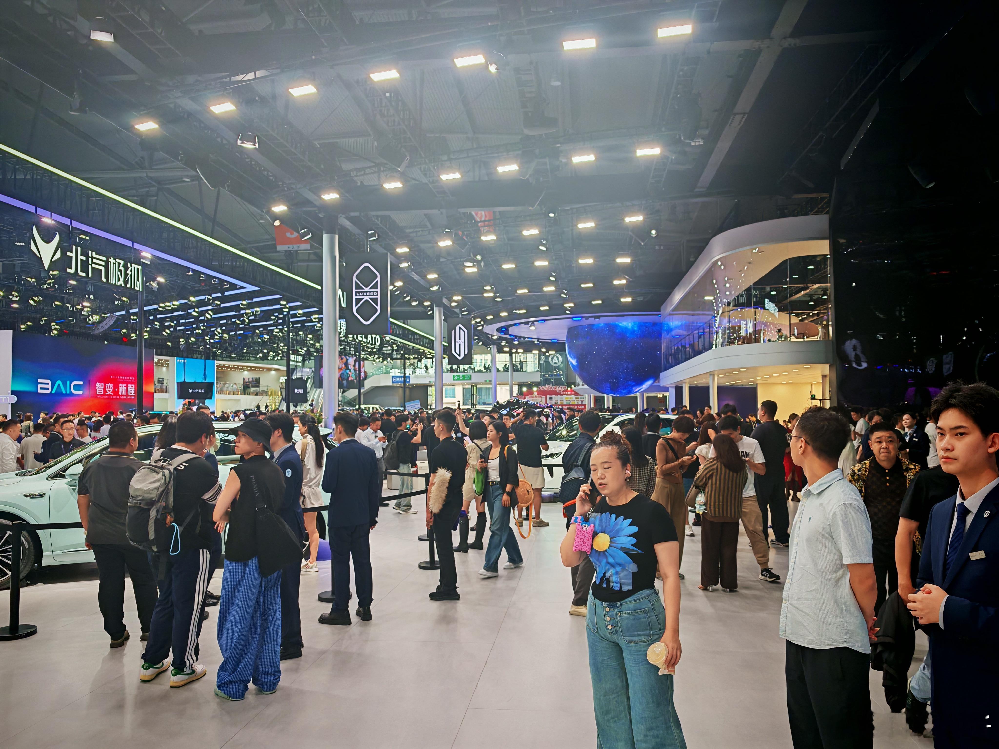 尊界S800亮相成都车展 目前正在成都车展，尊界展台看车，确实人山人海，尊界S8