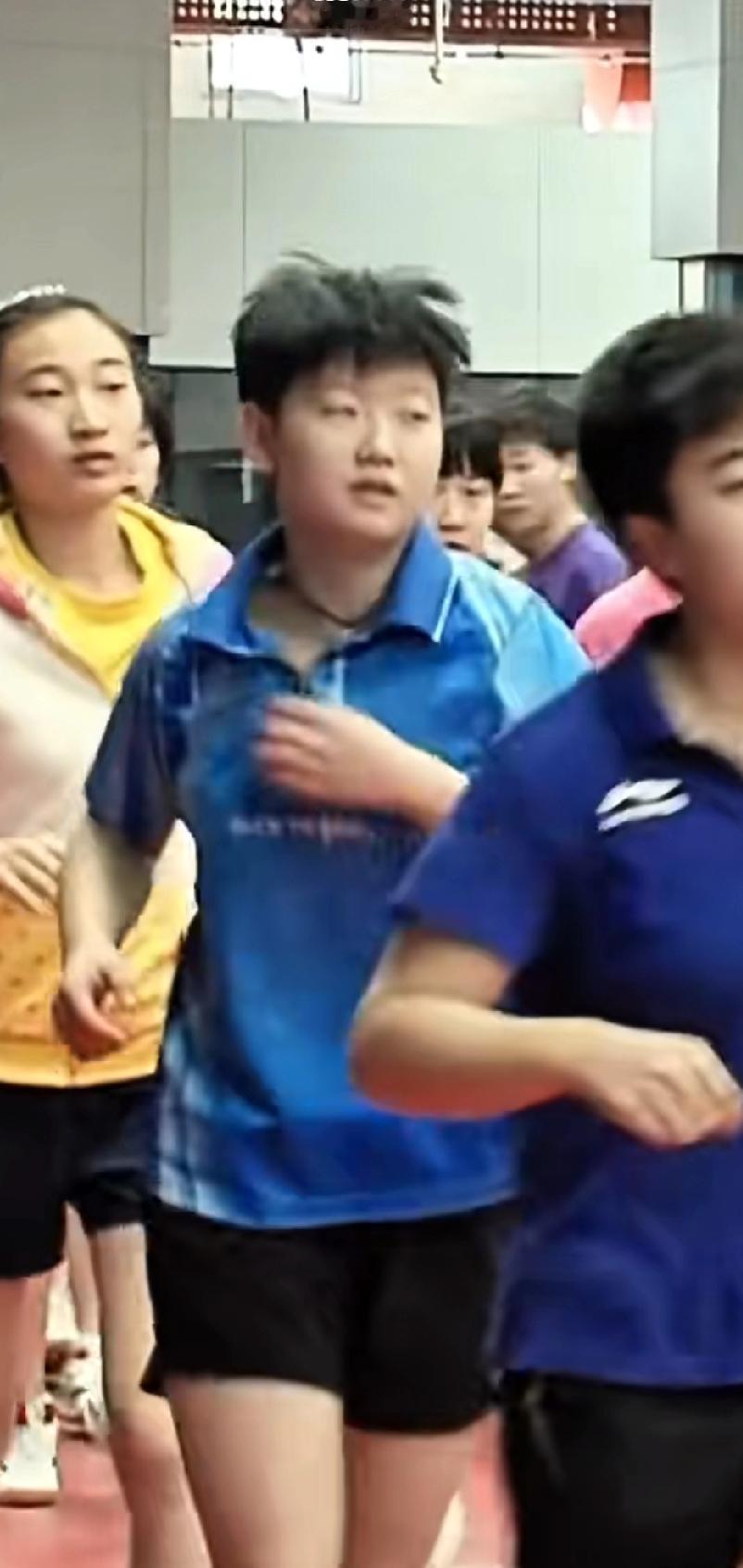 谁能想到，那个跑步"炸毛"的小女孩，如今是世界第一！
 
看到这段训练视频，真的