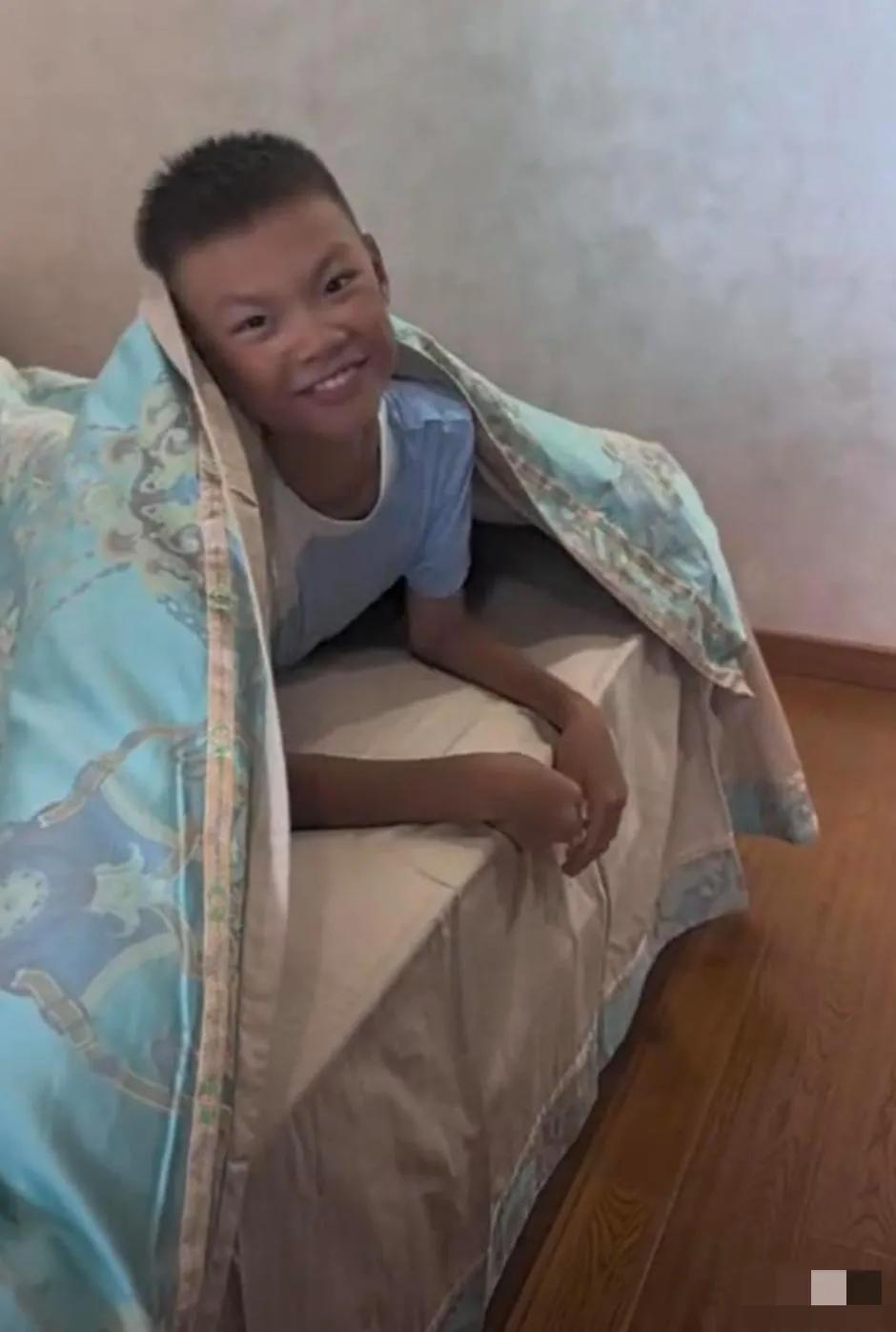 林丹妻子谢杏芳晒儿子照片，8岁小羽为练网球晒得快成非洲人，只剩一口抢镜白牙！感觉