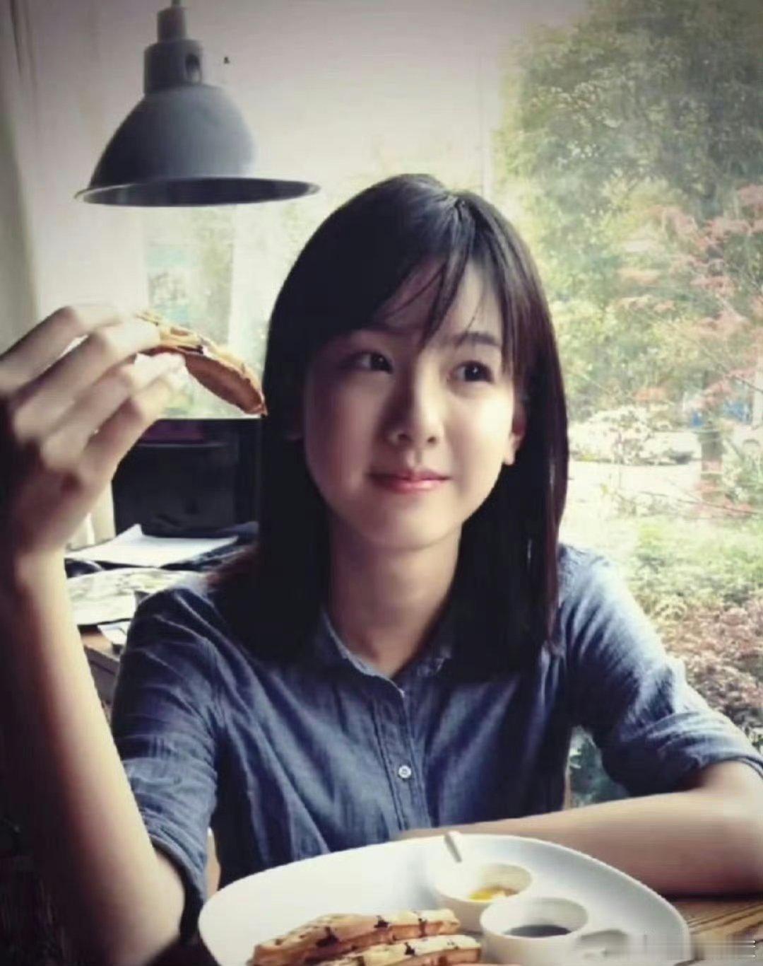 陈都灵广场被鞠婧祎粉丝屠了两位美女早期美照，都是天然美女了