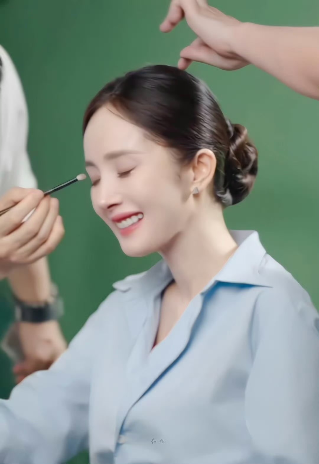杨幂又月牙笑了笑起来好甜🥰杨幂又月牙笑了
