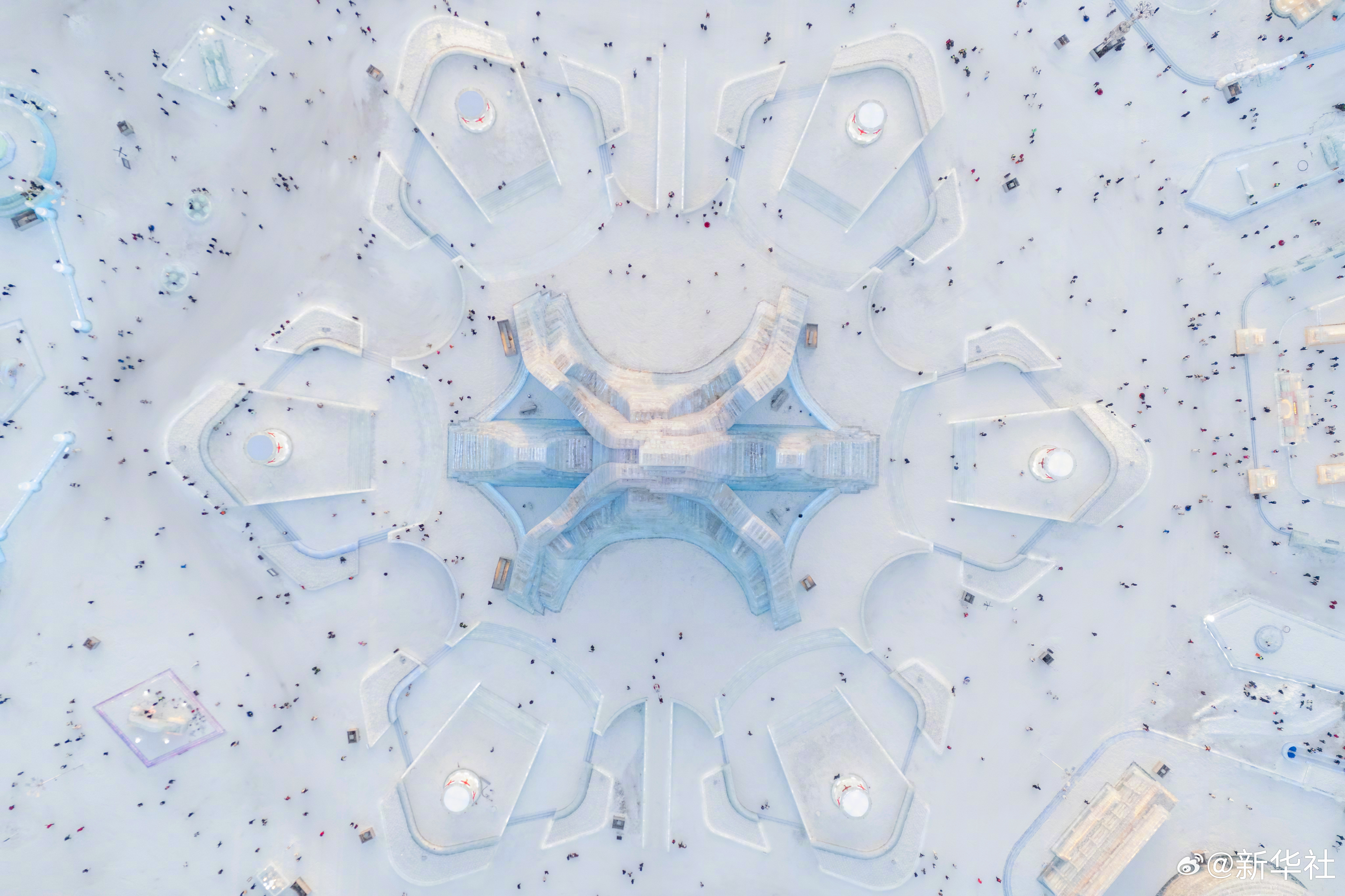 【收藏壁纸！#哈尔滨冰雪大世界美图放送#】今天，第二十七届哈尔滨冰雪大世界开园迎