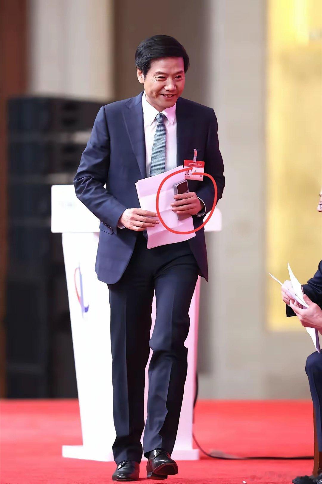  有没有人看出来，雷总手里拿的是不是小米手机？ 