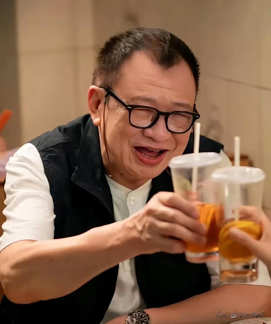 TVB老戏骨许绍雄，曾说过：
人生苦短，来日并不方长。
有钱就把日子过好点，没钱