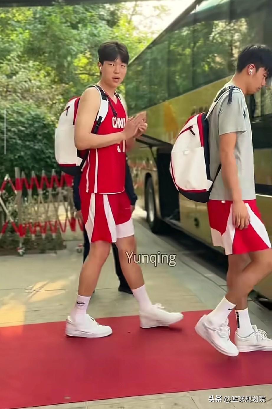 沈阳这小天气太舒服了，球员训练效率都高吧！

辽宁球迷终于等来了中国男篮，数百人