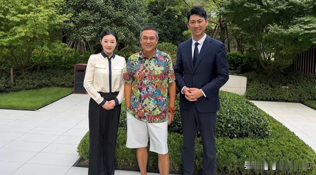 张嘉益，引发热议！	
8 月 17 日西安玫瑰邸的偶遇路透，刚传出来就冲上了本地