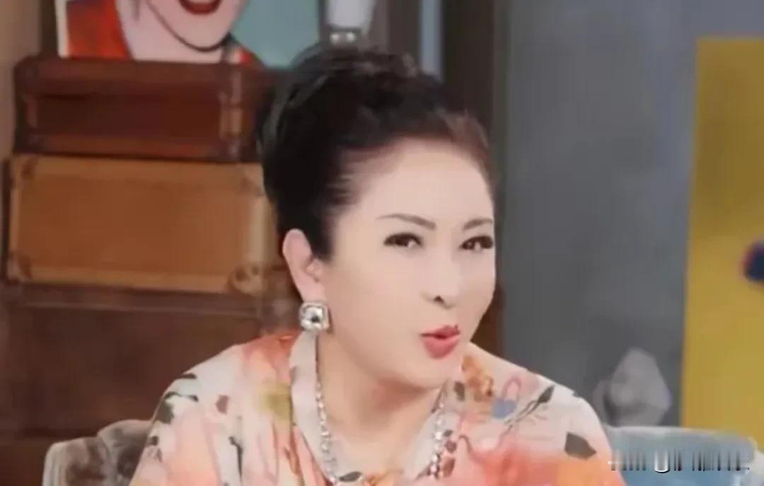 向太，深夜自曝！



5月25日晚，向太陈岚在公开场合聊起子女教育，直接把香港