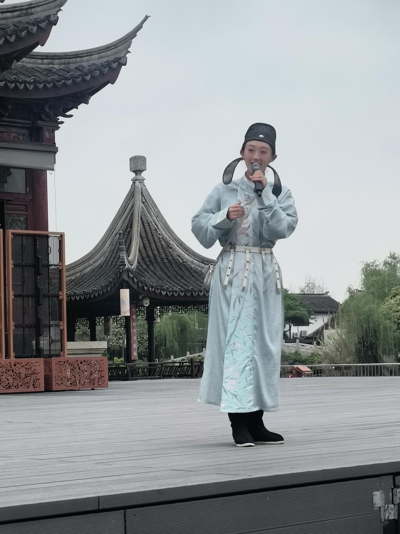 甪直古镇，古戏台处看节目，随着文旅的发展，各景区都会出现各种表演，展示当地的人文