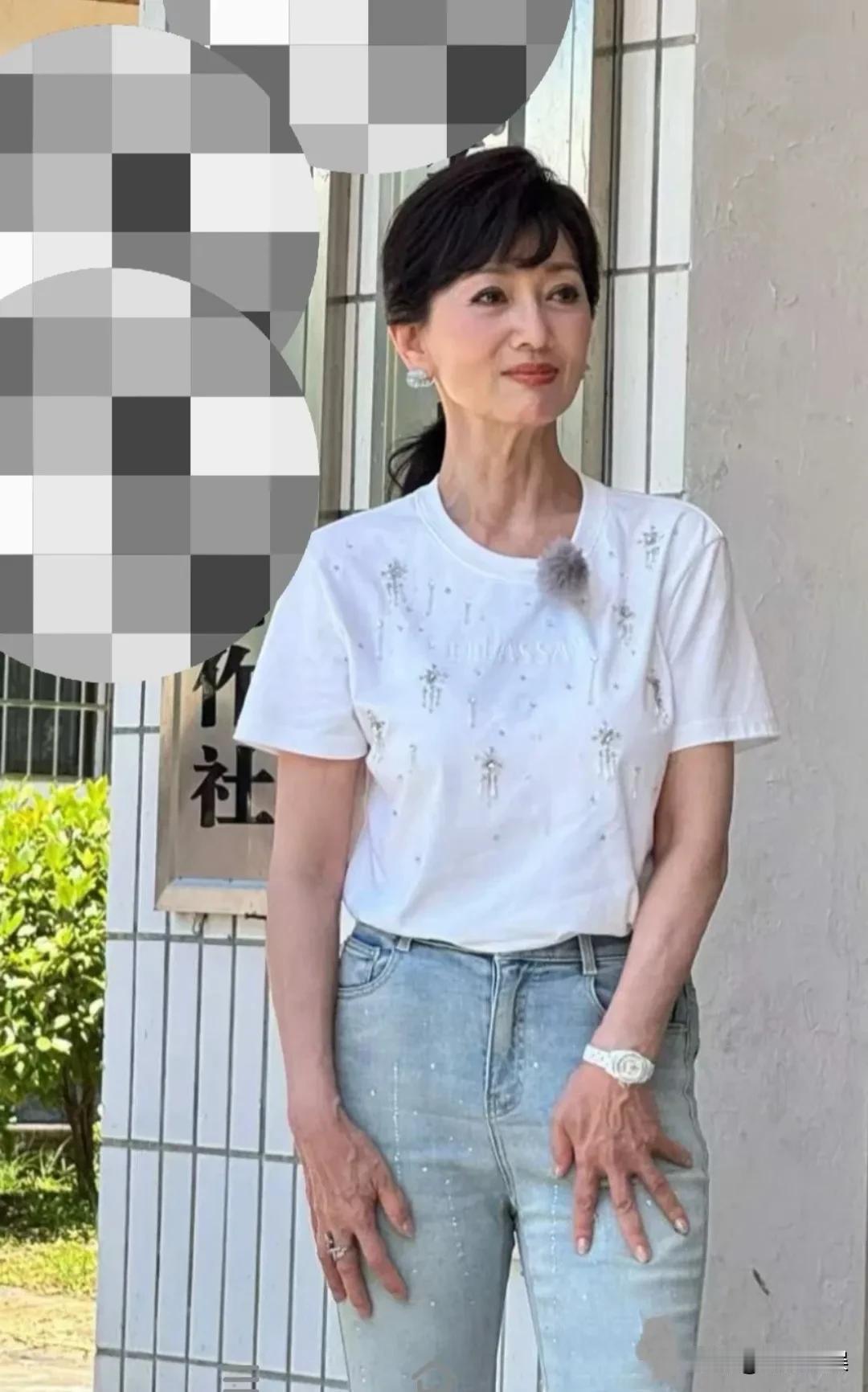 赵雅芝和央视的主持人撒贝宁等人录节目，73岁的她，原生脸就是漂亮，经得起时间的考