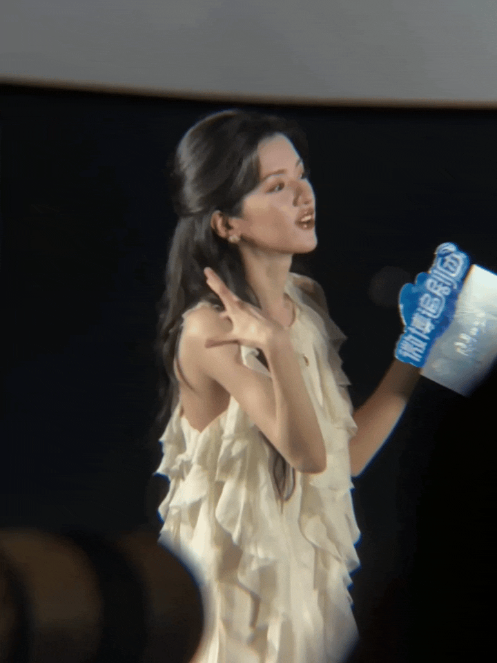  倪妮在追剧团活动中，对新人娜一十分照顾。主持人因时长要结束语，娜一还没开口，倪