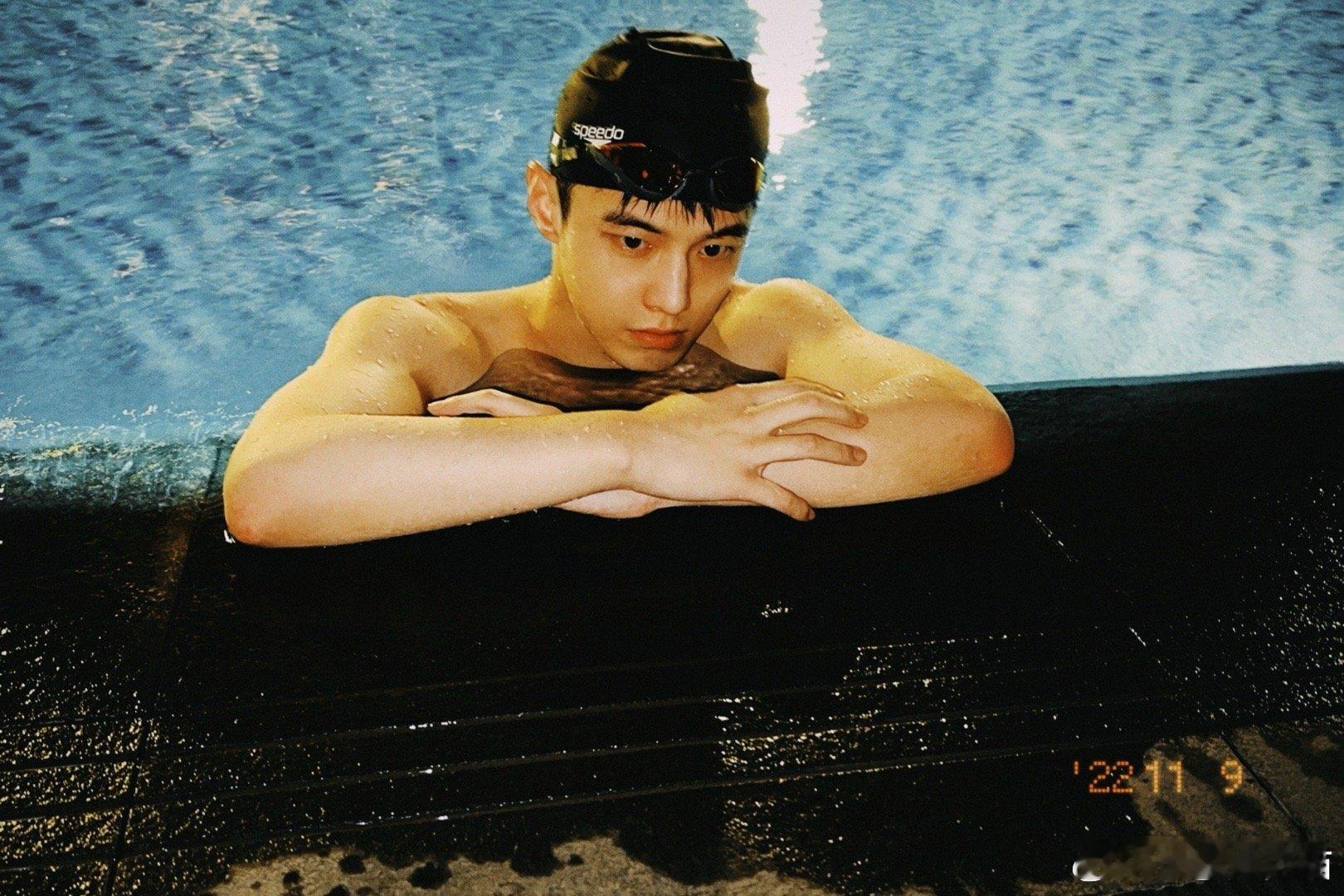 #何与白皮体育生# 何与白皮的体育生形象真的是太青春活力了！运动场上的他们，阳光