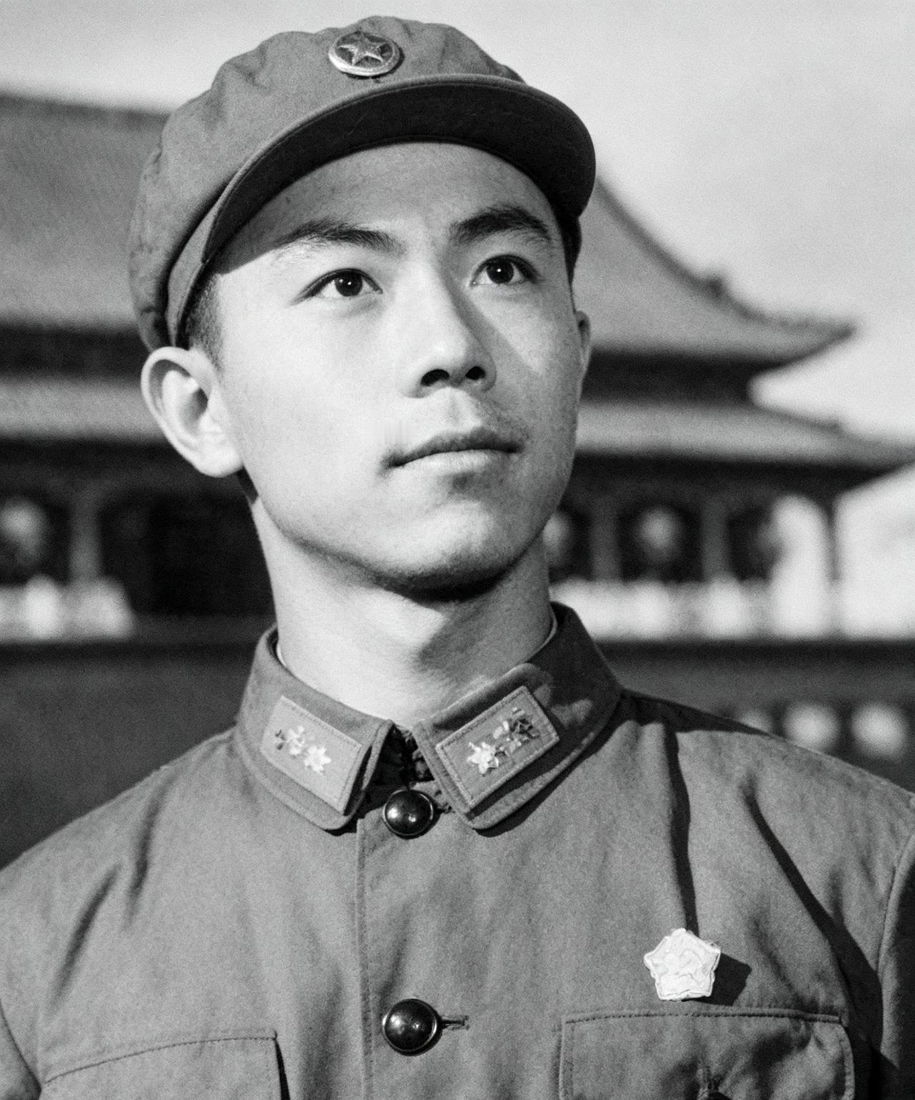 你还记得八一厂那位俊朗小生胡去非吗？1964年他在老电影《带兵的人》里饰演战士区