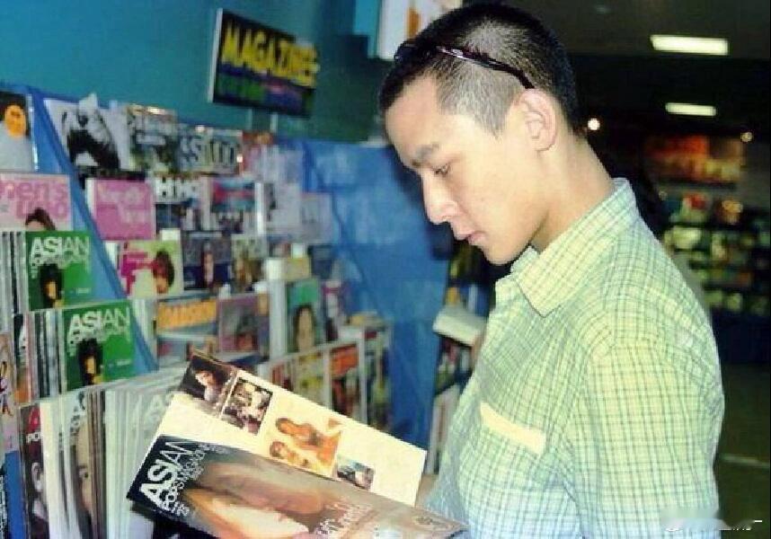 吴彦祖光头造型路透 看到吴彦祖光头造型的我：帅哥怎么折腾都帅。看到镜子里自己的我