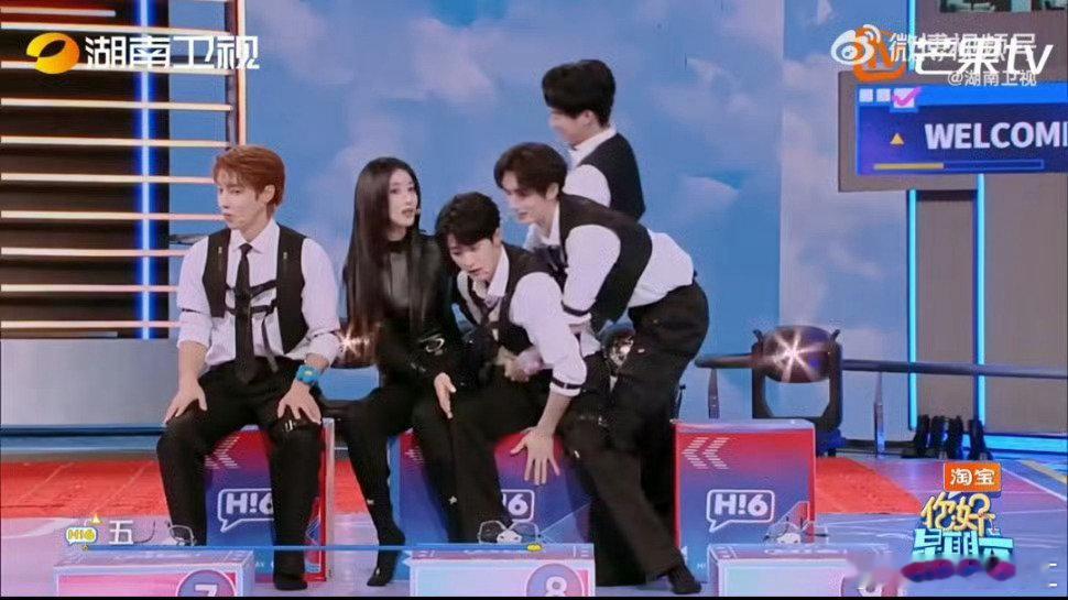 檀健次满脸懵圈被抱走，水炮还精准投喂，综艺感绝了～ 