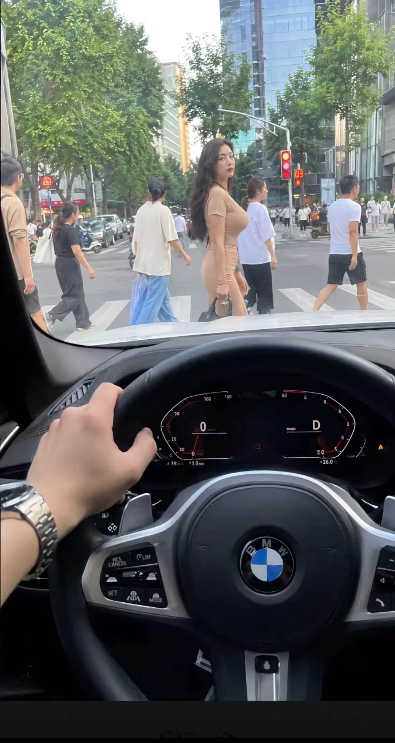 这种情况应该怎么办？快转绿灯，要不要一脚油过去算了 