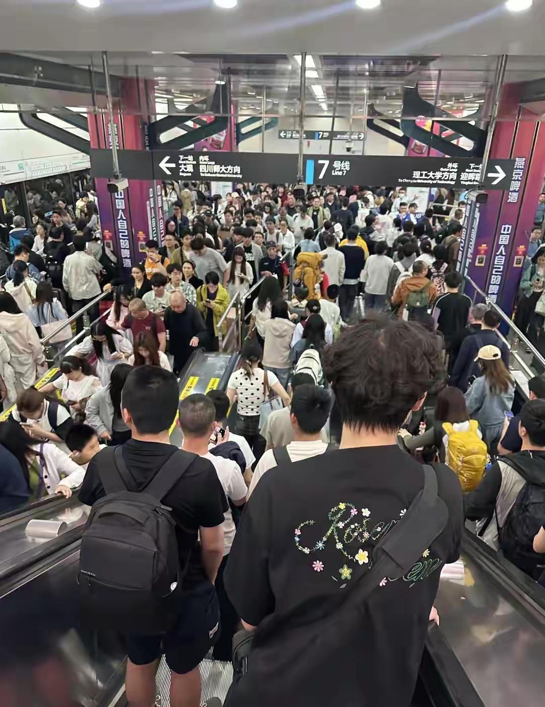 成都东站遇到五一假期的这样客流高峰，站厅规划空间明显不够用，人挤人太影响体验了！