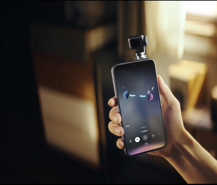 瞿颖颈部艺人的热度也是烧到机圈了！网友说荣耀Robot Phone是“正颈手机”