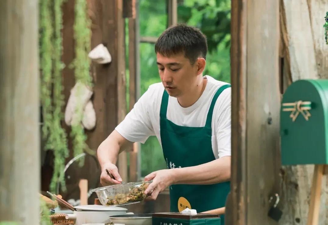 “豆角没熟，食物中毒”——这个梗被网友玩了快十年。被网友嘲笑了好多年，这次黄磊终