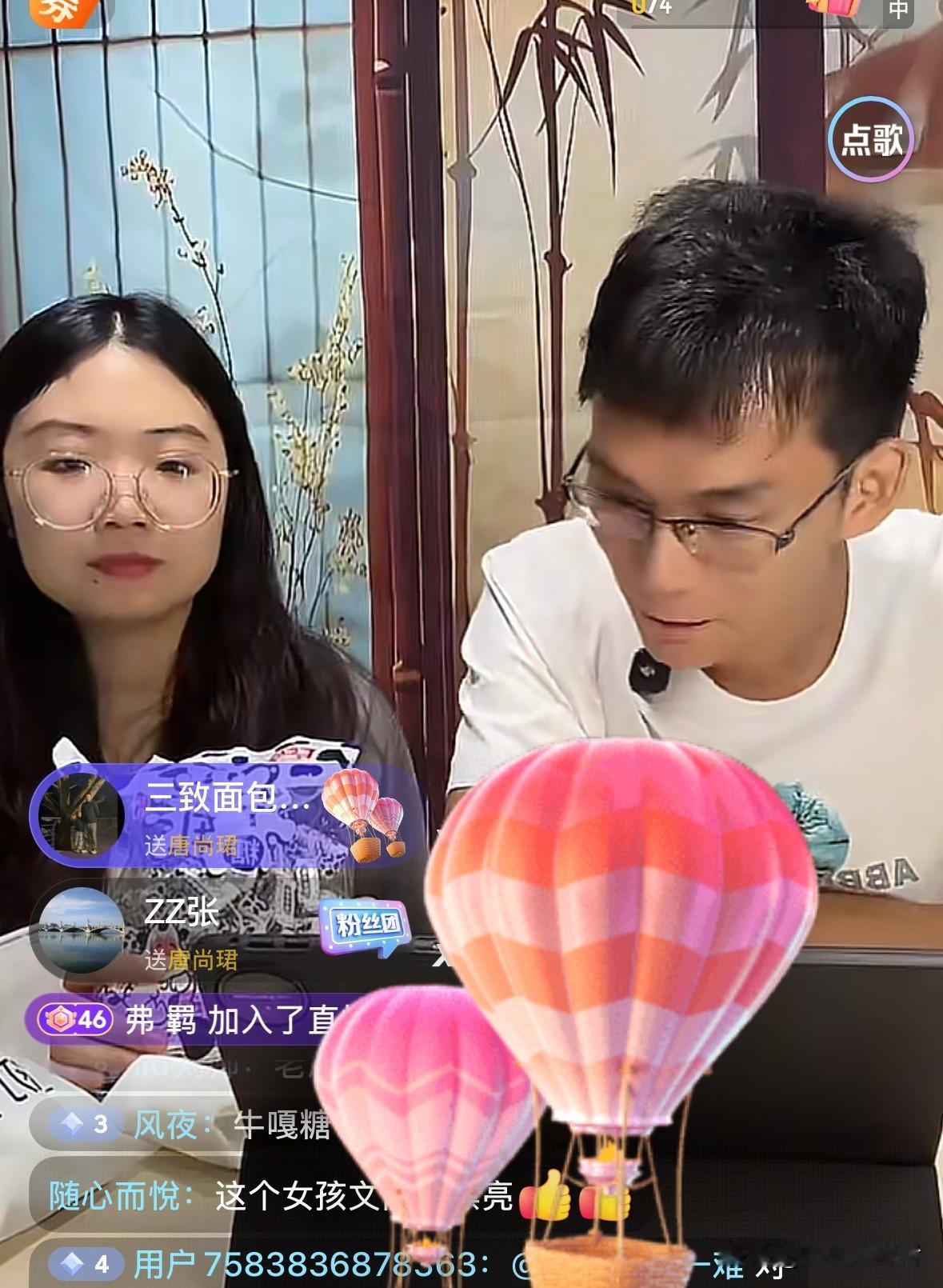 今晚，唐尚珺和他的校友小周开启了首场带货直播。直播间的人气相当旺盛，大部分时间里