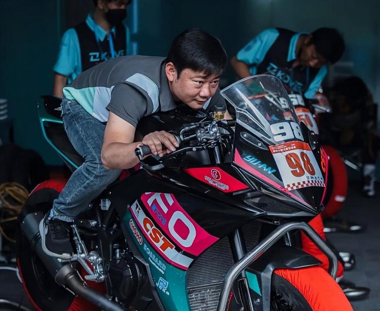 2024重庆摩博会，摩托大佬王西利带儿子硬闯张雪展台，咆哮讨12.5万奖金还骂新